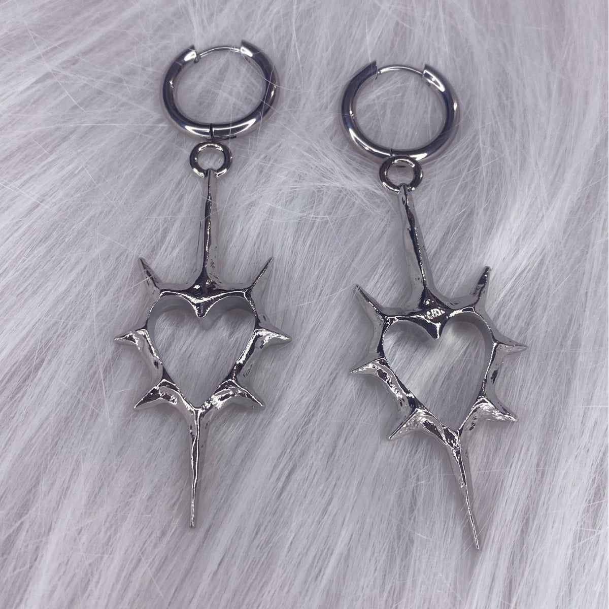 Wholesale New niche design hollow Thorn peach heart earrings High sense couple's men's and women's ear buckle